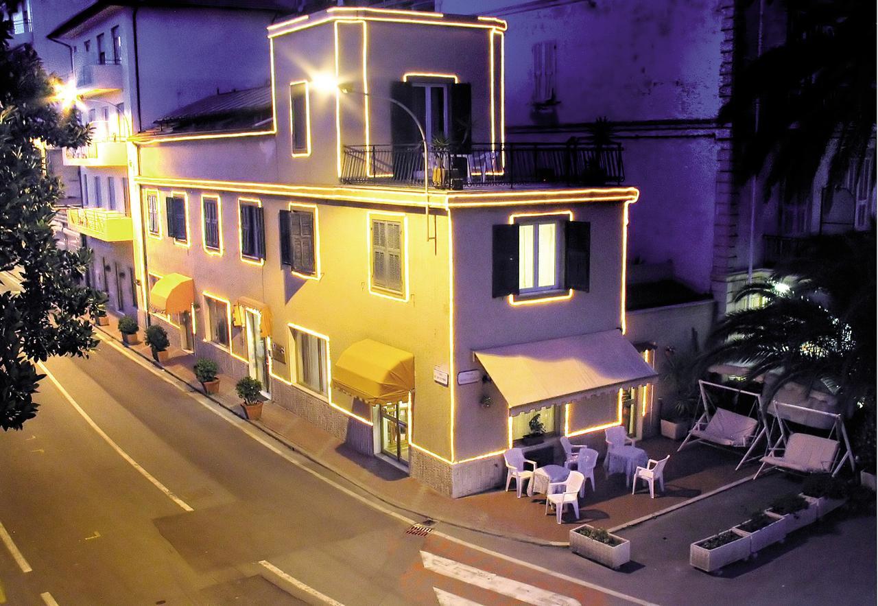 Albergo Savoia Ospedaletti Exterior photo